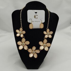 🔺️NWT Charming Charlie Peachy Pink Floral Necklace & Earring Set